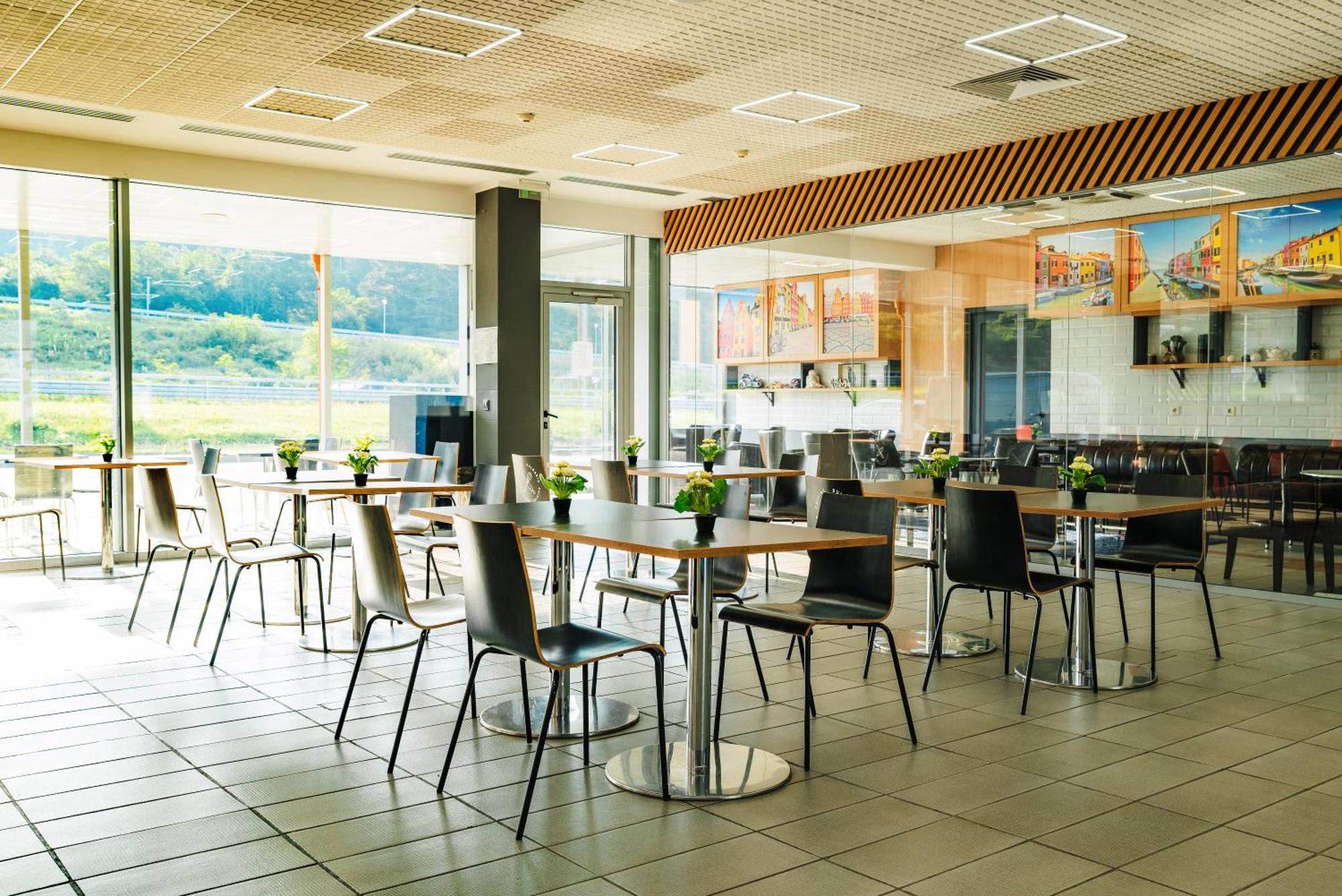 Hotel Ihtiman Εξωτερικό φωτογραφία